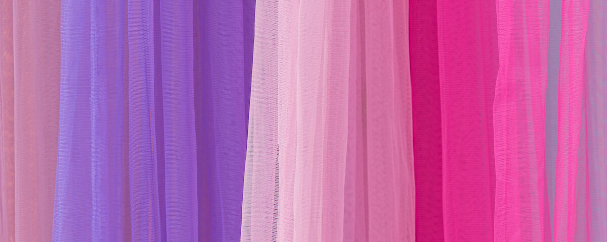 habitacion-ensueno-cortinas-multicolores-1