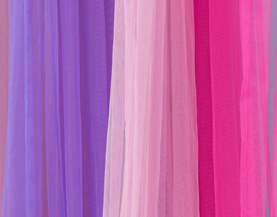 habitacion-ensueno-cortinas-multicolores-1