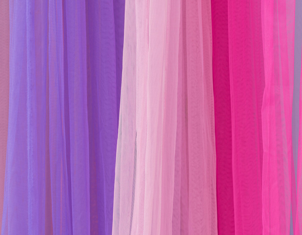 habitacion-ensueno-cortinas-multicolores-1
